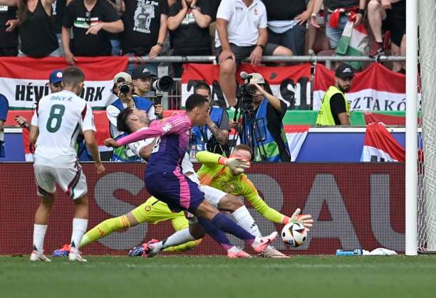 19.06.2024, Fussball UEFA EURO, EM, Europameisterschaft,Fussball 2024, Vorrunde, 2.Spieltag, Deutschland - Ungarn, in der Stuttgart Arena. Jamal Musiala (Deutschland) trifft zum 1:0 gegen Torwart Peter Gulacsi (Ungarn)