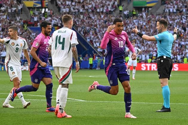 19.06.2024, xsltx, Fussball EM 2024, Deutschland - Ungarn emspor, v.l. Jamal Musiala (Deutschland, 10) Jubel, Torjubel, jubelt ueber das Tor, celebrate the goal, celebration (DFL DFB REGULATIONS PROHIBIT ANY USE OF PHOTOGRAPHS as IMAGE SEQUENCES and or QUASI-VIDEO) Stuttgart