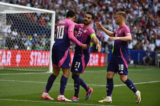 19.06.2024, xpsx, Fussball EM 2024, Deutschland - Ungarn emspor, v.l. Torjubel nach dem Tor zum celebrating the goal celebrate 1:0 durch Jamal Musiala (Deutsche Fussball Nationalmannschaft DFB) Ilkay Gündogan (Deutsche Fussball Nationalmannschaft DFB) Maximilian Mittelstädt (Deutsche Fussball Nationalmannschaft DFB) (DFL DFB REGULATIONS PROHIBIT ANY USE OF PHOTOGRAPHS as IMAGE SEQUENCES and or QUASI-VIDEO) Stuttgart