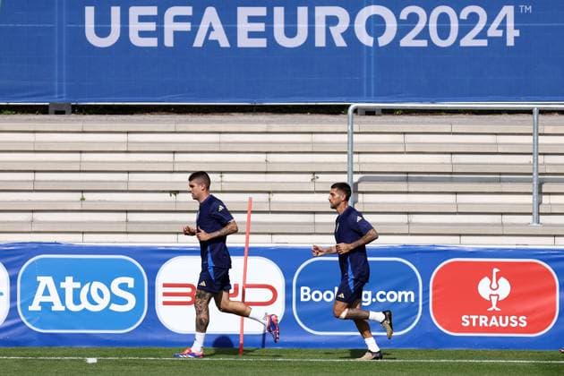 Training Session Lorenzo Pellegrini and Gianluca Mancini of Italy during Italy training session on the eve of their UEFA EURO, EM, Europameisterschaft,Fussball 2024 Group B football match against Spain at Hemberg-Stadion on June 19, 2024 in Iserlohn, Germany . Iserlohn Hemberg-Stadion Germany Copyright: xMarcoxCanonierox