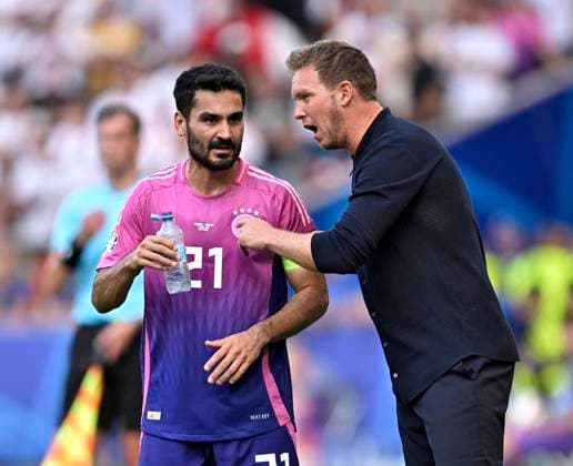 19.06.2024, Fussball UEFA EURO, EM, Europameisterschaft,Fussball 2024, Vorrunde, 2.Spieltag, Deutschland - Ungarn, in der Stuttgart Arena. v.l. Ilkay Gündogan (Deutschland) mit Trainer Julian Nagelsmann (Deutschland)