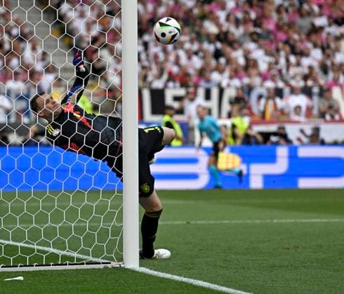 19.06.2024, Fussball UEFA EURO, EM, Europameisterschaft,Fussball 2024, Vorrunde, 2.Spieltag, Deutschland - Ungarn, in der Stuttgart Arena. Torwart Manuel Neuer (Deutschland) wehrt den Ball ab.