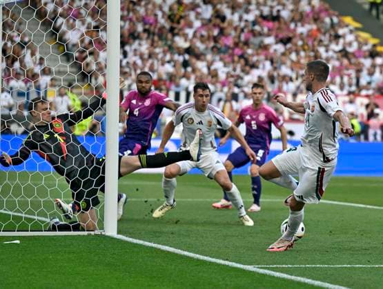 19.06.2024, Fussball UEFA EURO, EM, Europameisterschaft,Fussball 2024, Vorrunde, 2.Spieltag, Deutschland - Ungarn, in der Stuttgart Arena. Torwart Manuel Neuer (Deutschland) wehrt den Ball ab.