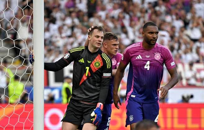 19.06.2024, Fussball UEFA EURO, EM, Europameisterschaft,Fussball 2024, Vorrunde, 2.Spieltag, Deutschland - Ungarn, in der Stuttgart Arena. Torwart Manuel Neuer (Deutschland) wehrt den Ball ab und Josua Kimmich (Deutschland) und Jonathan Tah (Deutschland) loben ihn
