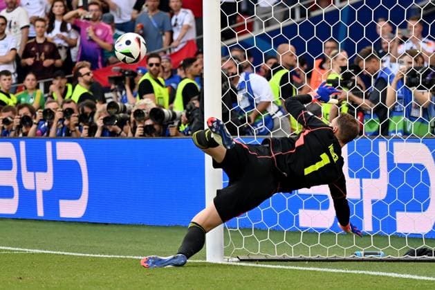 19.06.2024, xjrdrx, Fussball EM 2024, Deutschland - Ungarn emspor, v.l. Parade von Manuel Neuer (Deutsche Fussball Nationalmannschaft DFB) (DFL DFB REGULATIONS PROHIBIT ANY USE OF PHOTOGRAPHS as IMAGE SEQUENCES and or QUASI-VIDEO) Stuttgart