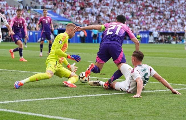 19.06.2024, Fussball UEFA EURO, EM, Europameisterschaft,Fussball 2024, Vorrunde, 2.Spieltag, Deutschland - Ungarn, in der Stuttgart Arena. Ilkay Gündogan (Deutschland) gegen Torwart Peter Gulacsi (Ungarn)