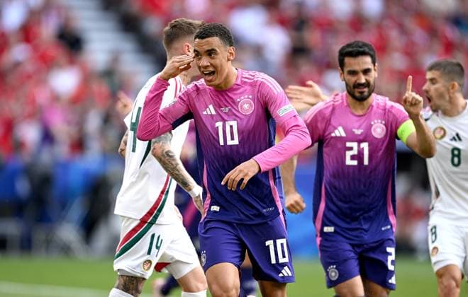 Fussball Euro 2024 Gruppe A 19.06.2024 Deutschland - Ungarn Jubel Deutschland; nach dem Tor zum 1-0 durch den Torschuetzen Jamal Musiala und Ilkay Guendogan (v. li.)