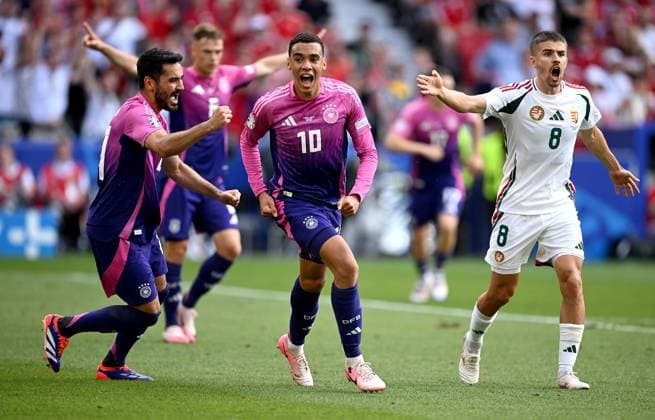 Fussball Euro 2024 Gruppe A 19.06.2024 Deutschland - Ungarn Jubel Deutschland; nach dem Tor zum 1-0 durch den Torschuetzen Jamal Musiala (mitte) und Ilkay Guendogan (li.) Enttaeuschung bei Adam Nagy (re, Ungarn)