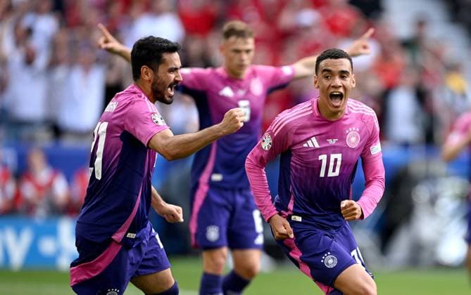 Fussball Euro 2024 Gruppe A 19.06.2024 Deutschland - Ungarn Jubel Deutschland; nach dem Tor zum 1-0 durch den Torschuetzen Jamal Musiala (re) und Ilkay Guendogan (li.)