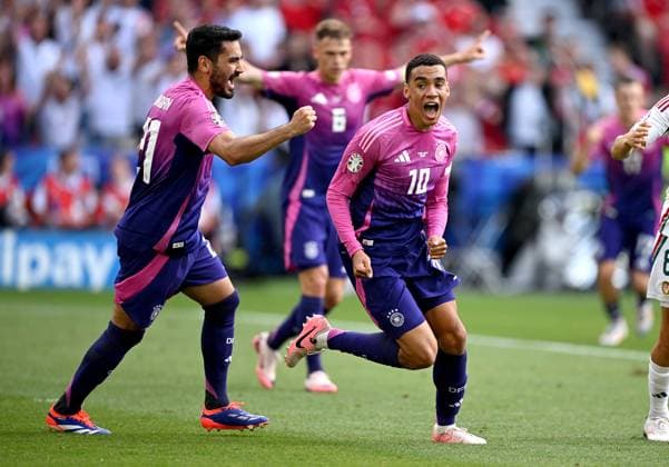 Fussball Euro 2024 Gruppe A 19.06.2024 Deutschland - Ungarn Jubel Deutschland; nach dem Tor zum 1-0 durch den Torschuetzen Jamal Musiala (re) und Ilkay Guendogan (li.)