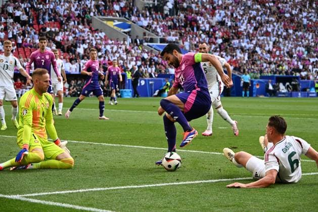 19.06.2024, xsltx, Fussball EM 2024, Deutschland - Ungarn emspor, v.l. Peter Gulasci (Ungarn, 1), Ilkay Guendogan (Gündogan, Deutschland, 21), Willi Orban (Ungarn, 6) Zweikampf, Duell, Kampf, tackle (DFL DFB REGULATIONS PROHIBIT ANY USE OF PHOTOGRAPHS as IMAGE SEQUENCES and or QUASI-VIDEO) Stuttgart