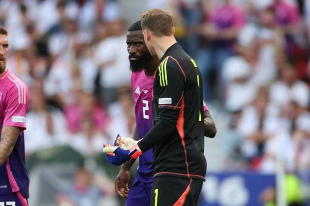 Stuttgart, Arena Stuttgart Wednesday, June 19, 2024 UEFA EURO, EM, Europameisterschaft,Fussball 2024 Germany, Group A stage Matchday 2 Group A Germany - Hungary, Antonio Ruediger (Germany), goalkeeper, Torwart Manuel Neuer (Germany) gibt Anweisungen, gestikuliert, mit den Armen gestikulieren gives instructions, gesticulate. Copyright: JoaquimxFerreira