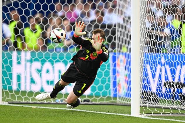 EM 2024: Deutschland - Ungarn am 19.06.2024 in der MHPArena in Stuttgart Torwart Manuel Neuer (Deutschland) am Ball.