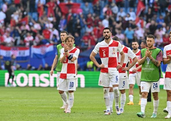(240619) -- HAMBURG, June 19, 2024 -- Players of Croatia greet the fans after the UEFA EURO, EM, Europameisterschaft,Fussball 2024 Group B match between Croatia and Albania in Hamburg, Germany on June 19, 2024. ) (SP)GERMANY-HAMBURG-FOOTBALL-EURO 2024-CROATIA VS ALBANIA RenxPengfei 
