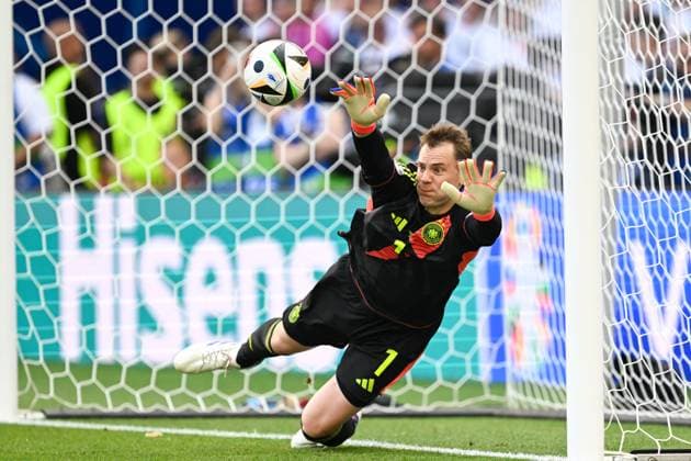 Sport Bilder des Tages EM 2024: Deutschland - Ungarn am 19.06.2024 in der MHPArena in Stuttgart Torwart Manuel Neuer (Deutschland) am Ball.
