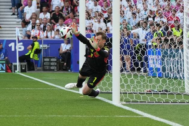 Parade von Torwart Goalie Manuel Neuer (Deutschland, Germany, 01) beim Kopfball von Willi Orban (Ungarn, Hungary, 06) - Stuttgart 19.06.2024: Deutschland vs. Ungarn, EURO2024, Gruppe A, M14, EM-Arena Stuttgart