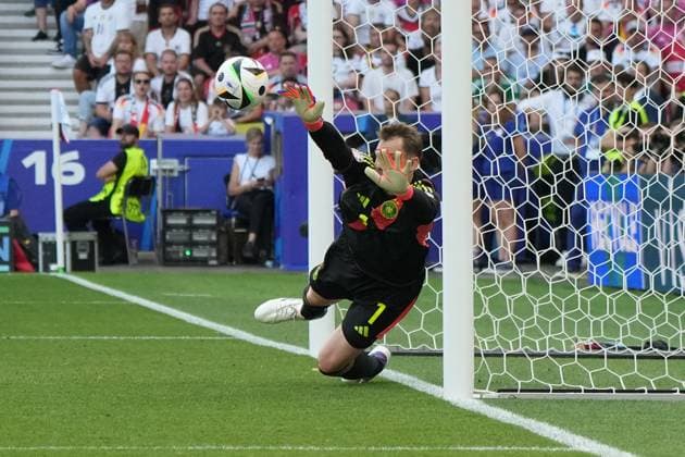 Parade von Torwart Goalie Manuel Neuer (Deutschland, Germany, 01) beim Kopfball von Willi Orban (Ungarn, Hungary, 06) - Stuttgart 19.06.2024: Deutschland vs. Ungarn, EURO2024, Gruppe A, M14, EM-Arena Stuttgart