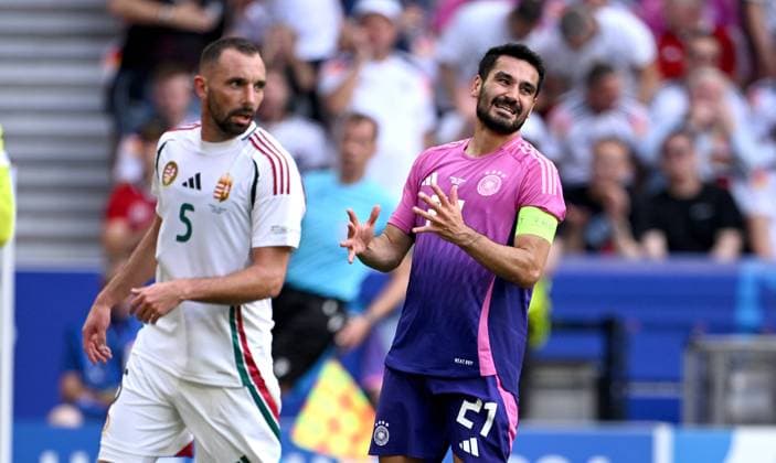 Fussball Euro 2024 Gruppe A 19.06.2024 Deutschland - Ungarn Attila Fiola (li, Ungarn) gegen Ilkay Guendogan (re, Deutschland)