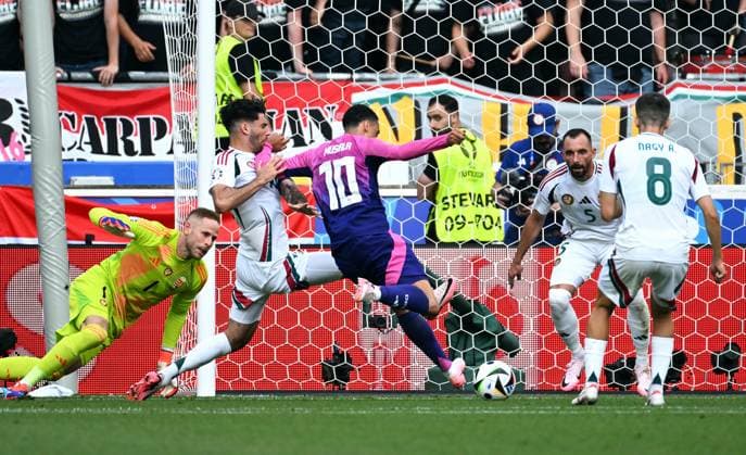Fussball, Europameisterschaft, EURO 2024, Gruppe A, MHP-Arena Stuttgart: Deutschland - Ungarn; Jamal Musiala (GER) erzielt das Tor zum 1:0 gegen Dominik Szoboszlai (HUN) und Peter Gulacsi (HUN). Aktion