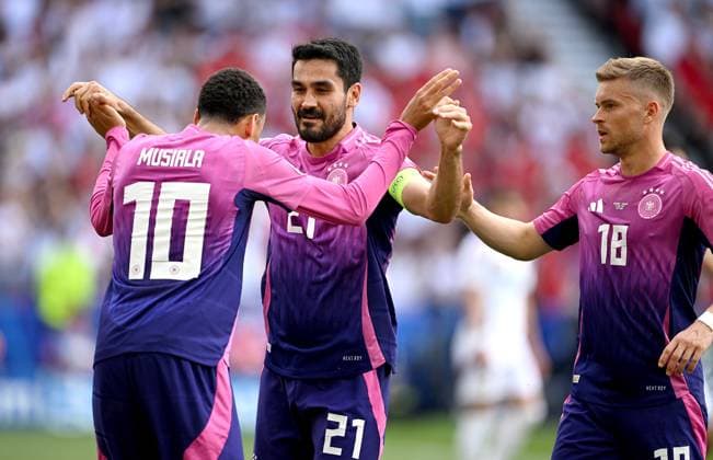 Fussball Euro 2024 Gruppe A 19.06.2024 Deutschland - Ungarn Deutschland Jubel nach dem Tor zum 1-0 durch den Torschuetzen Jamal Musiala mit Ilkay Guendogan und Maximilian Mittelstaedt (v. li.)