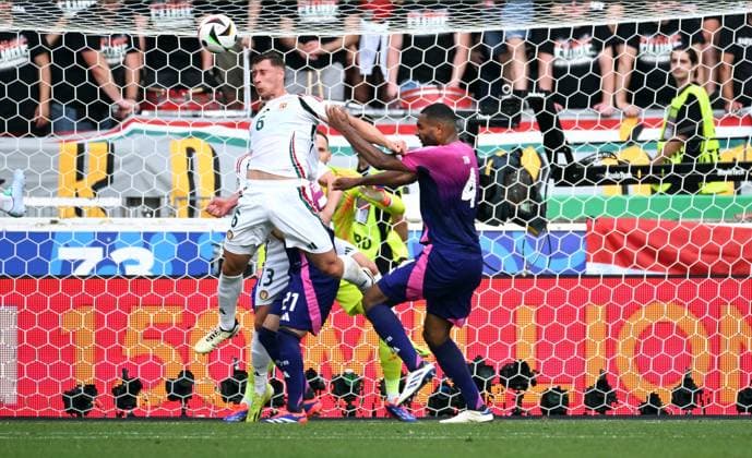 Fussball, Europameisterschaft, EURO 2024, Gruppe A, MHP-Arena Stuttgart: Deutschland - Ungarn; Willi Orban (HUN), Jonathan Tah (GER). Aktion