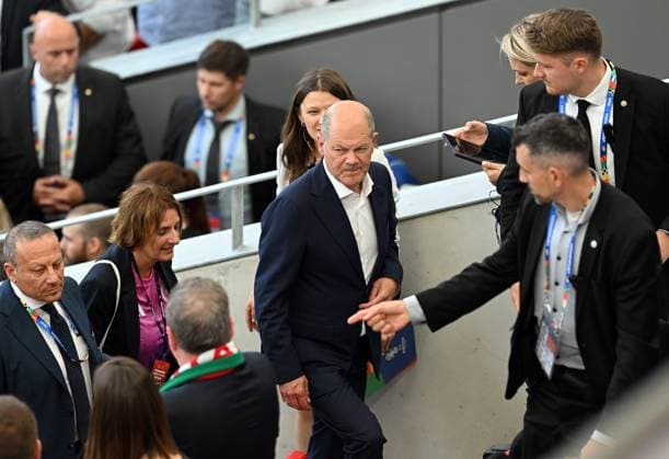 RECORD DATE NOT STATED 19.06.2024, xjhx, Fussball EM 2024, Deutschland - Ungarn emspor, v.l. Bundeskanzler Olaf Scholz (SPD) (UEFA REGULATIONS PROHIBIT ANY USE OF PHOTOGRAPHS as IMAGE SEQUENCES and or QUASI-VIDEO) Stuttgart
