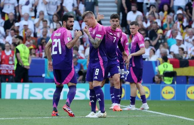 Ilkay Gündogan redet mit Toni Kroos, dahinter Kai Havertz Fußball Fussball Europameisterschaft Euro 2024 EM Herren Saison 2023 2024 19.06.2024 Deutschland GER vs. Ungarn HUN in Stuttgart DFL regulations prohibit any use of photographs as image sequences and or quasi-video.