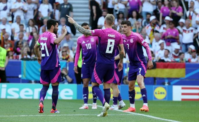 Toni Kroos redet mit Ilkay Gündogan, Jamal Musiala, Kai Havertz Fußball Fussball Europameisterschaft Euro 2024 EM Herren Saison 2023 2024 19.06.2024 Deutschland GER vs. Ungarn HUN in Stuttgart DFL regulations prohibit any use of photographs as image sequences and or quasi-video.