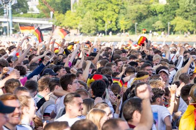Fanzone Fanmeile Frankfurt am Main, 19.06.2024 Jubelnde feiernde Fans nach einem Tor für Deutschland, Fanzone Fanmeile Frankfurt, Frankfurt am Main, Fanzone Fanmeile, 19.6.2024 Copyright: xBEAUTIFULxSPORTS Gawlikx