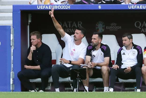 Trainer Julian Nagelsmann, Co Trainer Sandro Wagner zeigend, gestikulierend, Co Trainer Benjamin Glück Fußball Fussball Europameisterschaft Euro 2024 EM Herren Saison 2023 2024 19.06.2024 Deutschland GER vs. Ungarn HUN in Stuttgart DFL regulations prohibit any use of photographs as image sequences and or quasi-video.