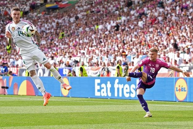 Sport Bilder des Tages 19.06.2024, Fussball UEFA EURO, EM, Europameisterschaft,Fussball 2024, Vorrunde, 2.Spieltag, Deutschland - Ungarn, in der Stuttgart Arena. v.l. Bendeguz Bolla (Ungarn) gegen Maximilian Mittelstädt (Deutschland)