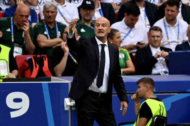 19.06.2024, xpsx, Fussball EM 2024, Deutschland - Ungarn emspor, v.l. Trainer Marco Rossi (Ungarn) gibt Anweisungen, gestikuliert, mit den Armen gestikulieren gives instructions, gesticulate (DFL DFB REGULATIONS PROHIBIT ANY USE OF PHOTOGRAPHS as IMAGE SEQUENCES and or QUASI-VIDEO) Stuttgart