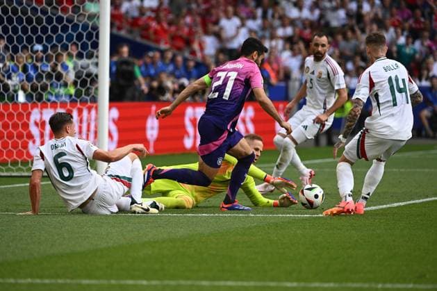 19.06.2024, xpsx, Fussball EM 2024, Deutschland - Ungarn emspor, v.l. Peter Gulacsi (Ungarn) Ilkay Gündogan (Deutsche Fussball Nationalmannschaft DFB) Bendeguz Bolla (Ungarn) Zweikampf, Aktion, action, battle for the ball (DFL DFB REGULATIONS PROHIBIT ANY USE OF PHOTOGRAPHS as IMAGE SEQUENCES and or QUASI-VIDEO) Stuttgart