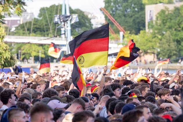 Fanzone Fanmeile Frankfurt am Main, 19.06.2024 Jubelnde feiernde Fans nach einem Tor für Deutschland, mit Fahnen, Flaggen Fanzone Fanmeile Frankfurt, Frankfurt am Main, Fanzone Fanmeile, 19.6.2024 Copyright: xBEAUTIFULxSPORTS Gawlikx