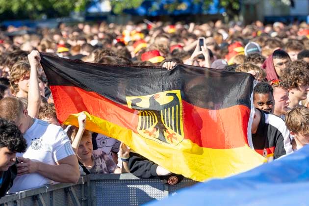 Fanzone Fanmeile Frankfurt am Main, 19.06.2024 Deutschland fahne, Flagge, Flag, Germany, Fanzone Fanmeile Frankfurt, Frankfurt am Main, Fanzone Fanmeile, 19.6.2024 Copyright: xBEAUTIFULxSPORTS Gawlikx
