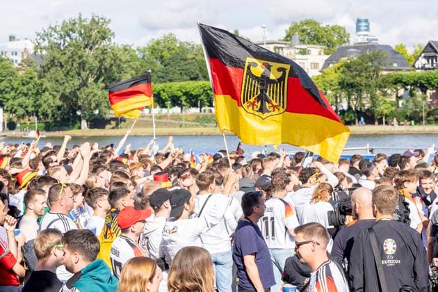 Fanzone Fanmeile Frankfurt am Main, 19.06.2024 Deutschland Fahne, Flagge, Flag, Adler, Bundesadler, Fanzone Fanmeile Frankfurt, Frankfurt am Main, Fanzone Fanmeile, 19.6.2024 Copyright: xBEAUTIFULxSPORTS Gawlikx