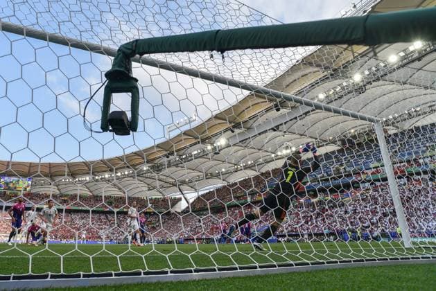 19.06.2024, xscotx, Fussball EM 2024, Deutschland - Ungarn, emspor, v.l. Manuel Neuer (Deutschland, 1) Parade, haelt den Ball, faengt den Ball, pariert Stuttgart