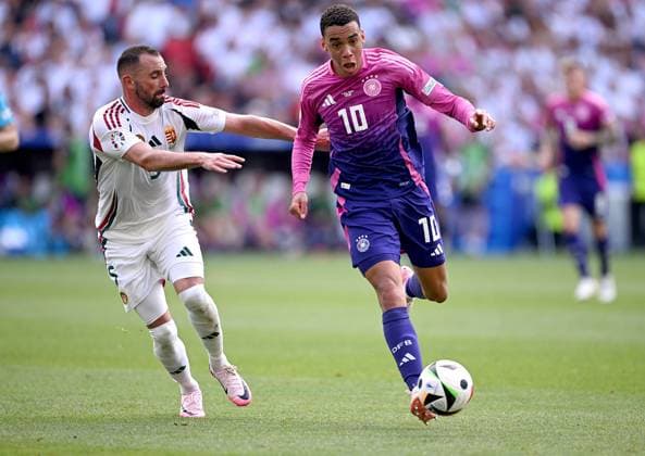Fussball Euro 2024 Gruppe A 19.06.2024 Deutschland - Ungarn Attila Fiola (li, Ungarn) gegen Jamal Musiala (re, Deutschland)
