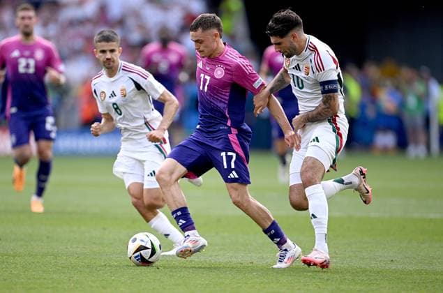 Fussball Euro 2024 Gruppe A 19.06.2024 Deutschland - Ungarn Adam Nagy (li, Ungarn) gegen Florian Wirtz (mitte, Deutschland) gegen Dominik Szoboszlai (re, Ungarn)