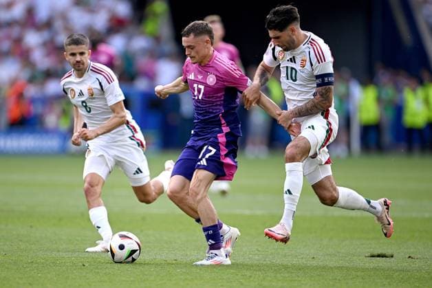 Fussball Euro 2024 Gruppe A 19.06.2024 Deutschland - Ungarn Adam Nagy (li, Ungarn) gegen Florian Wirtz (mitte, Deutschland) gegen Dominik Szoboszlai (re, Ungarn)