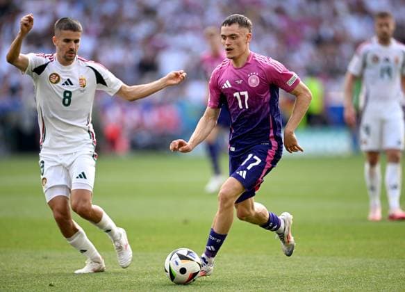 Fussball Euro 2024 Gruppe A 19.06.2024 Deutschland - Ungarn Adam Nagy (li, Ungarn) gegen Florian Wirtz (re, Deutschland)