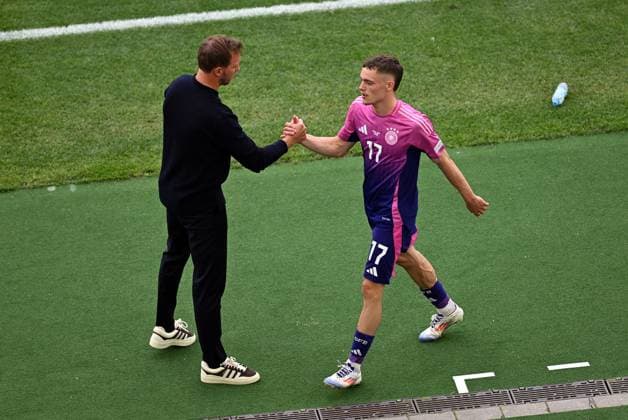 RECORD DATE NOT STATED 19.06.2024, xjhx, Fussball EM 2024, Deutschland - Ungarn emspor, v.l. Trainer Julian Nagelsmann (Deutsche Fussball Nationalmannschaft DFB), Florian Wirtz (Deutsche Fussball Nationalmannschaft DFB) Auswechslung Einwechslung shakehands (UEFA REGULATIONS PROHIBIT ANY USE OF PHOTOGRAPHS as IMAGE SEQUENCES and or QUASI-VIDEO) Stuttgart