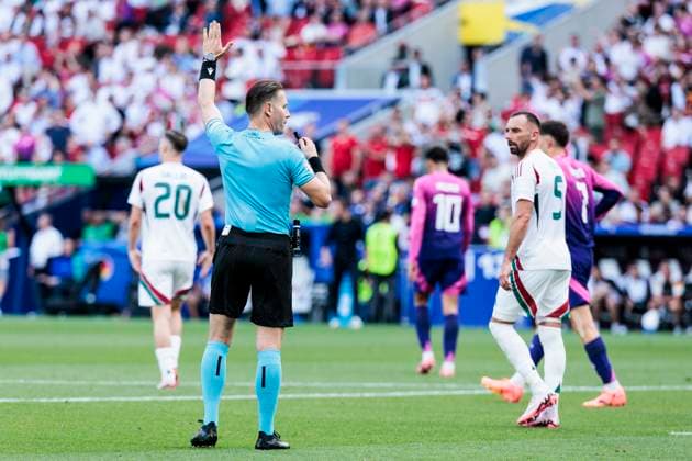 UEFA EURO 2024: Deutschland - Ungarn; 19.06.2024 Danny Makkelie erkennt das Tor der Ungarn ab. UEFA EURO 2024: Deutschland - Ungarn; Stuttgart Arena, Stuttgart am 19.06.2024 Copyright: xBEAUTIFULxSPORTS Wunderlx