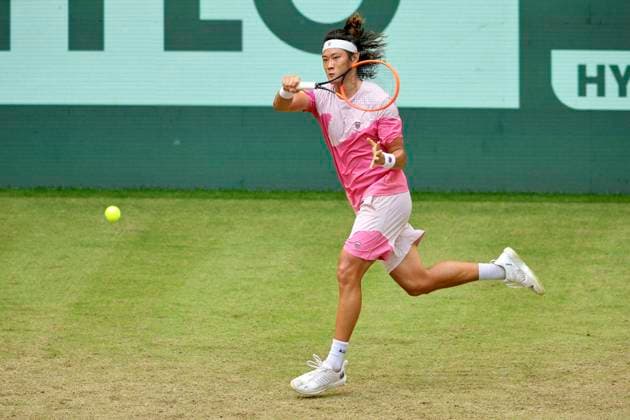 photo : Zhizhen ZHANG (CHN) besiegt in der 2. Runde den an Nummer 3 gesetzten Daniil MEDVEDEV in hart umkämpften 3 Sätzen Tennis-Turnier Terra Wortmann Cup im Gerry Weber Sportpark (OWL-Arena) in Halle Westfalen Mi. 19.06.2024