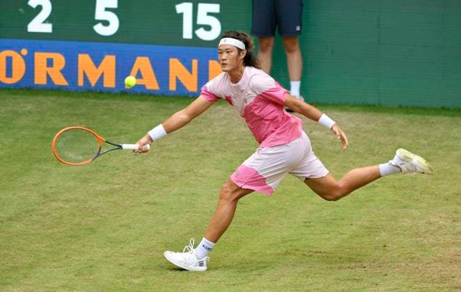 photo : Zhizhen ZHANG (CHN) besiegt in der 2. Runde den an Nummer 3 gesetzten Daniil MEDVEDEV in hart umkämpften 3 Sätzen Tennis-Turnier Terra Wortmann Cup im Gerry Weber Sportpark (OWL-Arena) in Halle Westfalen Mi. 19.06.2024
