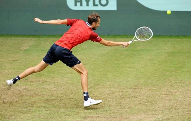 photo : der an Nummer 3 gesetzte Daniil MEDVEDEV verliert in 3 Sätzen gegen Zhizhen ZHANG (CHN) Tennis-Turnier Terra Wortmann Cup im Gerry Weber Sportpark (OWL-Arena) in Halle Westfalen Mi. 19.06.2024
