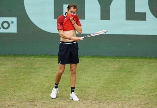 photo : der an Nummer 3 gesetzte Daniil MEDVEDEV verliert in 3 Sätzen gegen Zhizhen ZHANG (CHN) Tennis-Turnier Terra Wortmann Cup im Gerry Weber Sportpark (OWL-Arena) in Halle Westfalen Mi. 19.06.2024