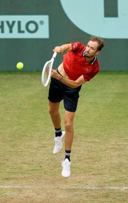 photo : der an Nummer 3 gesetzte Daniil MEDVEDEV verliert in 3 Sätzen gegen Zhizhen ZHANG (CHN) Tennis-Turnier Terra Wortmann Cup im Gerry Weber Sportpark (OWL-Arena) in Halle Westfalen Mi. 19.06.2024