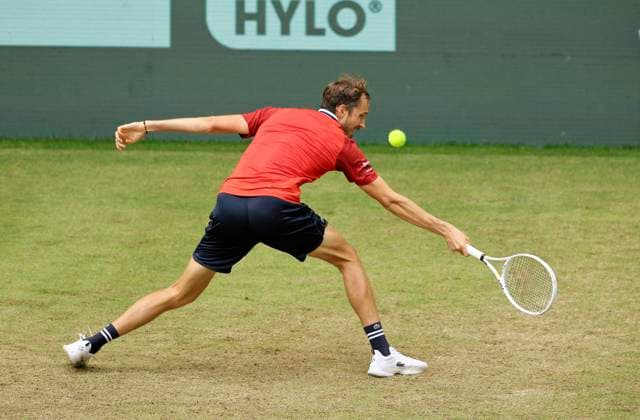photo : der an Nummer 3 gesetzte Daniil MEDVEDEV verliert in 3 Sätzen gegen Zhizhen ZHANG (CHN) Tennis-Turnier Terra Wortmann Cup im Gerry Weber Sportpark (OWL-Arena) in Halle Westfalen Mi. 19.06.2024