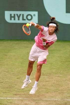 photo : Zhizhen ZHANG (CHN) besiegt in der 2. Runde den an Nummer 3 gesetzten Daniil MEDVEDEV in hart umkämpften 3 Sätzen Tennis-Turnier Terra Wortmann Cup im Gerry Weber Sportpark (OWL-Arena) in Halle Westfalen Mi. 19.06.2024
